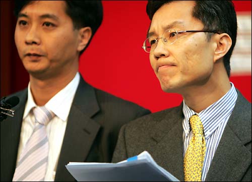 지난 2004년 12월 국방부 검찰단 고등검찰부장에서 보직해임된 뒤 국방부 브리핑룸에 선 최강욱 변호사(오른쪽) 